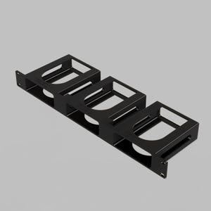 Op de afbeelding: Een zwarte metalen rackmontagebeugel met drie rechthoekige compartimenten met open bovenkanten en cirkelvormige uitsparingen op de voor- en zijpanelen. De structuur bevat montageflenzen aan de uiteinden met voorgeboorde gaten voor installatie.