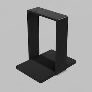 Pode incluir: Um suporte de metal preto fosco com uma base retangular e uma estrutura vertical em forma de U. A seção horizontal superior da estrutura inclui quatro pequenos orifícios circulares, e a base também possui quatro pequenos orifícios de montagem.