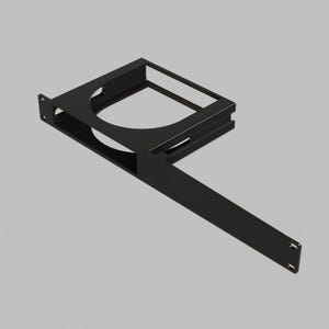 Peut inclure: Un support de montage en rack en métal noir composé d'un cadre rectangulaire avec une découpe circulaire centrale et un bras de montage plat étendu. L'élément comprend des trous de vis pré-percés aux extrémités pour une installation sécurisée.