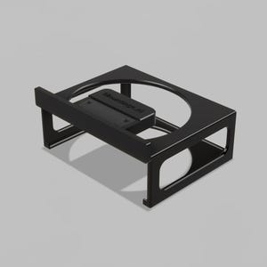 Puede incluir: Un soporte para vasos de plástico negro con una base rectangular y un recorte circular para un recipiente. La sección frontal incluye un borde de apoyo elevado y un bloque central con el texto grabado Mountings.nl.