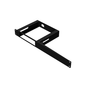 Könnte beinhalten: Schwarzes Metall-Rack-Montageregal mit rechteckigem Rahmen und verlängertem Arm. Das Regal hat mehrere Aussparungen und Befestigungslöcher. Das Design ist einfach und funktional, geeignet für die Montage von Geräten.