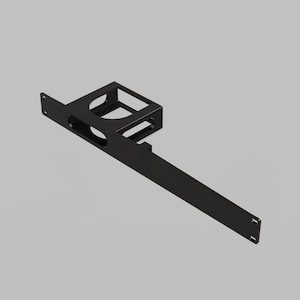 Puede incluir: Un soporte de montaje de metal negro que presenta una placa horizontal larga y plana con orificios para tornillos en cada extremo y una estructura de marco rectangular elevada unida a la parte superior para una instalación segura.