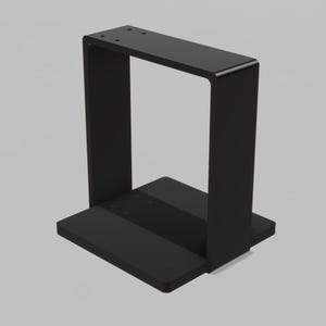Puede incluir: Un soporte de metal negro mate con una base cuadrada plana y un marco vertical rectangular alto. La barra horizontal superior del marco incluye cuatro pequeños orificios circulares espaciados uniformemente, y la base también presenta cuatro orificios a juego.