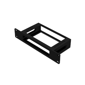 Op de afbeelding: Zwarte rechthoekige montagebeugel met een holle kern. Het heeft twee uitstekende zijstukken met schroefgaten. De tekst "Mounting.nl" en "USB Line & Port" is zichtbaar op de beugel.