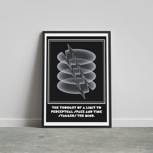 Pode incluir: Uma caneca de cerâmica branca com uma alça preta e o texto "But First, Coffee" em preto, em negrito. A caneca está sobre uma superfície branca.