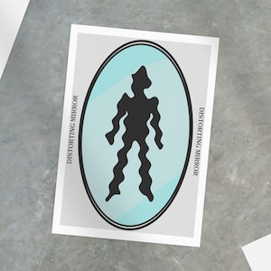 Könnte beinhalten: Ein Druck mit einer schwarzen Silhouette einer verzerrten Figur in einem ovalen Rahmen vor einem hellblauen Hintergrund. Die Worte "DISTORTING MIRROR" sind vertikal auf beiden Seiten gedruckt. Das Design ist minimalistisch und modern.