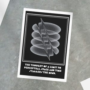Pode incluir: Impressão artística a preto e branco com um design abstrato. A obra apresenta formas sobrepostas, semelhantes a nuvens, em tons de cinza sobre um fundo preto. A impressão inclui o texto: "THE THOUGHT OF A LIMIT TO PERCEPTUAL SPACE AND TIME STAGGERS THE MIND."