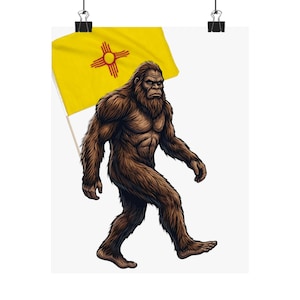 Puede incluir: Un póster que presenta una criatura marrón parecida a un Bigfoot caminando, sosteniendo una bandera amarilla con un símbolo rojo. La ilustración tiene detalles de pelaje y definición muscular, sobre un fondo blanco.