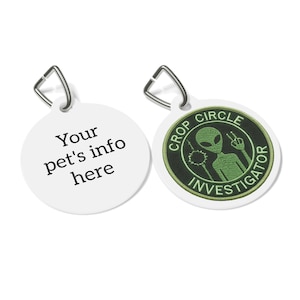 Pode incluir: Uma caneca de cerâmica branca com uma alça preta e o texto "But First, Coffee" em negrito preto. A caneca está em um fundo desfocado. A caneca tem aproximadamente 10 cm de altura.