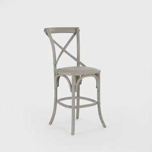 Puede incluir: Un taburete de bar de madera gris con respaldo en forma de X y reposapi&eacute;s redondo. El asiento es de color gris claro. La silla tiene patas curvas y un dise&ntilde;o cl&aacute;sico, adecuado para una cocina o bar.