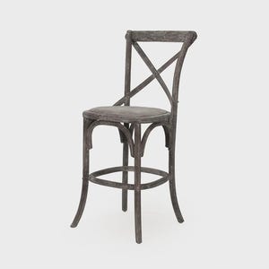 Puede incluir: Un taburete de bar de madera gris con respaldo en forma de X y asiento redondo acolchado. El taburete tiene patas curvas y reposapi&eacute;s. La madera tiene un acabado envejecido, lo que le da un aspecto r&uacute;stico.