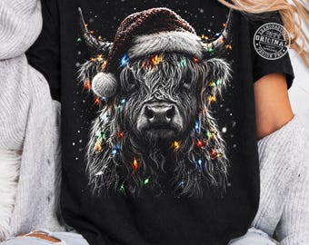 Weihnachtsshirt mit Hochlandrind (PNG), Weihnachtsmotiv mit Hochlandrind, Kuh mit Weihnachtsmütze (PNG), Weihnachtsshirt mit Kuhmotiv, Geschenkidee für die Feiertage im Landhausstil, Download