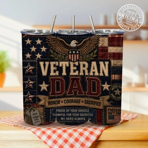 Könnte beinhalten: Ein zylindrischer Becher mit Metallstrohhalm, der ein gestepptes amerikanisches Flaggenmuster, ein Weißkopfseeadler-Emblem und den Text VETERAN DAD, HONOR, COURAGE, SACRIFICE, PROUD OF YOUR SERVICE, THANKFUL FOR YOUR SACRIFICE, MY HERO ALWAYS sowie USA THANK YOU zeigt.