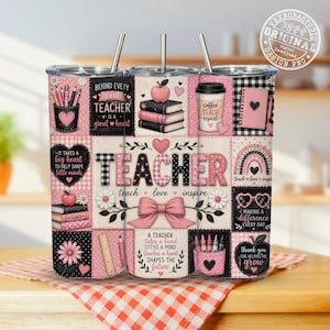 Peut inclure: Un gobelet cylindrique avec paille arborant un motif patchwork dans des tons rose, noir et blanc. L'imprimé comprend des illustrations de livres, crayons, une tasse à café, un nœud et des textes comme "Teacher", "teach love inspire" et "It takes a big heart to help shape little minds."