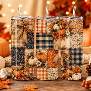 Può includere: Tre bicchieri in acciaio inossidabile con coperchi e cannucce. Ogni bicchiere presenta un design patchwork con zucche, fiori e fiocchi nei toni dell'arancione, blu e marrone. I bicchieri sono decorati con immagini a tema autunnale.