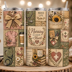 Op de afbeelding: Drie geïsoleerde roestvrijstalen bekers met deksels en rietjes. Elke beker heeft een patchwork-ontwerp met verpleegkundige thema's, waaronder een stethoscoop, scrubs en de tekst "Nursing is a work of Heart."