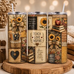 Op de afbeelding: Drie geïsoleerde roestvrijstalen bekers met deksels en rietjes. Elke beker heeft een patchwork-ontwerp met zonnebloemen, strikken, boeken en de tekst "TEACH LOVE INSPIRE". Eén beker heeft de tekst "TEACHER FUEL".