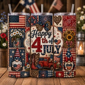 Puede incluir: Tres vasos patrióticos con pajitas, con un collage de banderas americanas, diseños florales y gnomos. El vaso central muestra el texto "Happy 4th of July", una camioneta roja y botas de vaquero. La combinación de colores incluye rojo, blanco y azul.