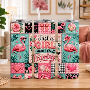 Puede incluir: Tres vasos de acero inoxidable con diseños de flamencos. Cada vaso presenta un flamenco rosa con gafas de sol, rodeado de elementos florales y tropicales. El vaso central tiene el texto "Just a Girl Who Loves Flamingos".