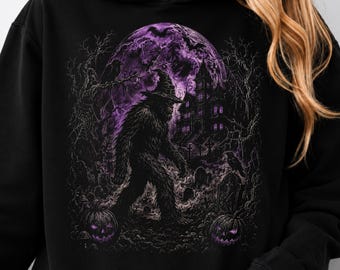Bigfoot-Spukhaus-Halloween-PNG, Gruseliges Bigfoot-Shirt, Gothic-Sasquatch-PNG, Spukwald-Design, Lila-Mond-Halloween-Shirt