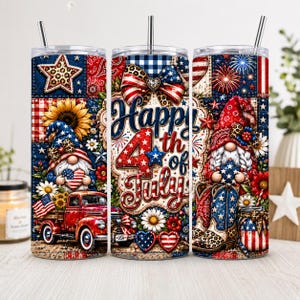 Könnte beinhalten: Drei Edelstahlbecher mit patriotischen Designs. Jeder Becher hat ein anderes Design, darunter Zwerge, einen roten Truck und den Text "Happy 4th of July". Die Becher sind mit Sternen, Streifen und floralen Elementen verziert.