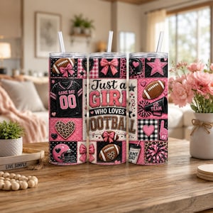 Könnte beinhalten: Drei isolierte Becher mit Strohhalmen, mit einem rosa und schwarzen Football-Thema. Designs umfassen Fußbälle, Schleifen, Herzen und den Text "Just a Girl Who Loves Football" und "Game Day".