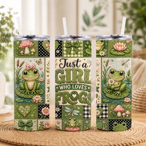Könnte beinhalten: Drei Edelstahlbecher mit Deckeln und Strohhalmen. Jeder Becher hat ein Patchwork-Design mit Frosch-Motiv. Der Text "Just a Girl Who Loves Frogs" ist auf einem Becher abgebildet.