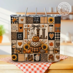 Könnte beinhalten: Ein zylindrischer Becher mit Strohhalm und einem Patchwork-Design aus herbstlichen Mustern wie Sonnenblumen, Kürbissen, Leopardenmuster und Karos. Der zentrale Schriftzug lautet FALL mit einer Schleife darüber, umgeben von Kaffeetassen und Blättern.