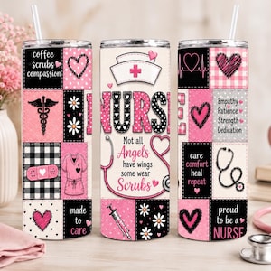 Könnte beinhalten: Drei Edelstahlbecher mit Strohhalmen, mit einem Patchwork-Design mit rosa und schwarzen Quadraten. Jeder Becher hat ein anderes Design, darunter Herzen, medizinische Symbole und das Wort "NURSE" mit dem Text "Not all Angels have wings some wear Scrubs."