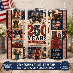 Op de afbeelding: Drie 20oz skinny bekers met patriottische ontwerpen. Elke beker heeft een rood, wit en blauw thema met Amerikaanse vlaggen, sterren en historische afbeeldingen. Eén beker viert 250 jaar vrijheid. De bekers hebben een recht wrap-ontwerp.