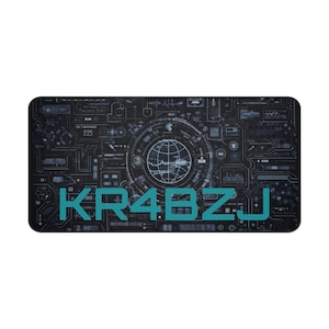 Puede incluir: Alfombrilla de ratón rectangular negra con un diseño detallado de placa de circuito y un globo terráqueo en el centro. El texto turquesa "KR4BZJ" se muestra en la parte inferior. El diseño presenta varios elementos técnicos.