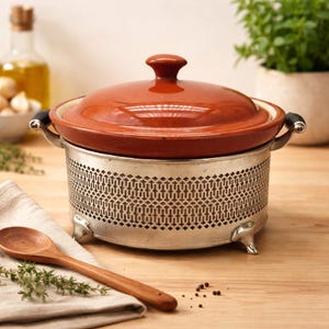 Cazuela vintage de Guernsey Cooking Ware con tapa y soporte plateado con pie / Recipiente de cerámica marrón / Plato para servir de mediados de siglo