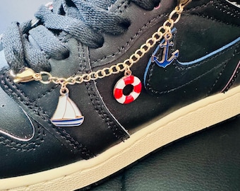 Cadena náutica para zapatos: accesorio para zapatillas con dije de velero, ancla y salvavidas.