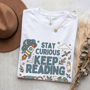 Koszulka „Zachowaj ciekawość, czytaj dalej”, koszulka z nadrukiem Bookish Rocket Globe Books