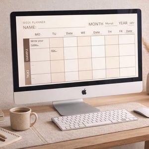 Könnte beinhalten: Ein Desktop-Computer zeigt eine Wochenplaner-Vorlage mit Abschnitten für Name, Daten und Notizen. Eine Tastatur, eine Maus und eine Kaffeetasse stehen auf dem Schreibtisch. Eine Kerze und eine Vase mit getrockneten Blumen befinden sich im Hintergrund.