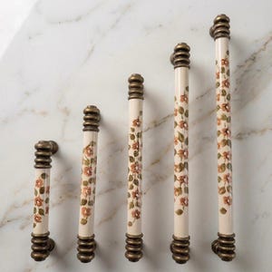 Blommiga porslinshandtag, vintage lådhandtag, rustika köksknoppar set 96 128 160 196 224 mm bondgårdsdekor
