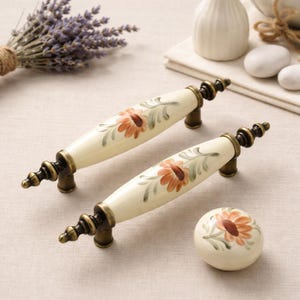 Pomos y tiradores de cajón de porcelana con motivos florales pintados a mano / Manijas de cerámica vintage para gabinetes / Herrajes para muebles de granja