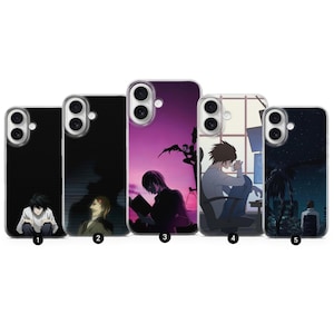 Puede incluir: Cinco fundas para teléfono con diseños de personajes de estilo anime. Las fundas presentan varios personajes en diferentes poses y entornos, con una gama de colores que incluyen negro, morado y blanco. Las fundas están diseñadas para un teléfono inteligente.