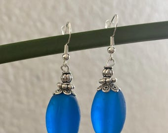 Pendientes de cristal azul hechos a mano: ganchos de plata de ley, colgantes en una caja de regalo perfecta.