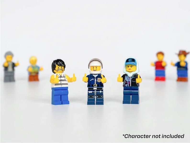 Może przedstawiać: Kolekcja figurek Lego, w tym więzień, policjant i kobieta w kurtce i czapce. Figurki stoją w rzędzie, z tekstem "*Character not included" na dole.