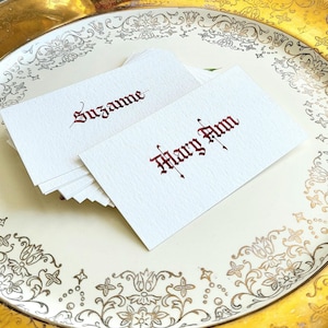 Cartões de lugar manuscritos com caligrafia gótica, decoração de casamento de fantasia, cartões de lugar para casamento medieval, itens essenciais para recepção de casamento, artigos para festas