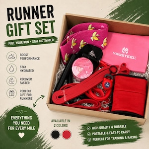 Puede incluir: Juego de regalo para corredores en una caja de cartón. Incluye una banda de resistencia rosa con estampado de plátanos, bandas de resistencia rojas, una bolsa rosa, una muñequera negra y roja y un rodillo de masaje rosa. El texto en la caja dice "Runner Gift Set".