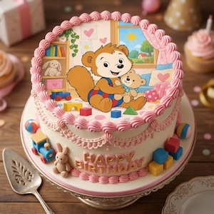 Könnte beinhalten: Ein runder Kuchen mit weißer Glasur, verziert mit rosa gespritzten Rändern und Girlanden. Die Oberseite zeigt eine Illustration eines braunen Bären, der einen Teddybären in einem Spielzimmer hält. Die Seite zeigt den Text HAPPY BIRTHDAY, einen Spielzeugzug, eine Hasenfigur und bunte Blöcke.