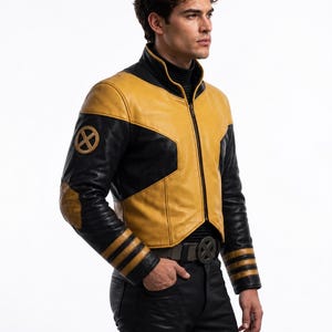Op de afbeelding: Een leren jas met een geel en zwart kleurblokontwerp, voorzien van een hoge kraag, een ritssluiting aan de voorzijde en drie horizontale gele strepen op elke mouw. Een X-Men logopatch is zichtbaar op de bovenarm, inclusief een bijpassende riemgesp.
