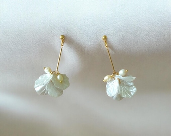 Goldene Perlenohrringe mit weißer Blume – Lange Ohrhänger mit Süßwasserperlen & Perlmutt-Blüte – Edler Brautschmuck - Geschenk für Sie