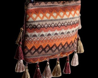 Boho axelväska med tofsar | Etnisk tribal axelväska | Färgglad boho festivalväska | Handväska i hippiestil | Present till henne