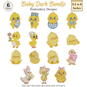 Op de afbeelding: Een digitale collectie van Baby Duck Bundle borduurontwerpen met 15 gele eendjes in verschillende houdingen met bloemen, strikken en eieren. De tekst luidt Baby Duck Bundle Embroidery Designs, 6 maten, 3,5 tot 6 inch en bestandsformaten.