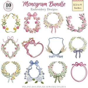 Może przedstawiać: Kolekcja dziesięciu wzorów haftu, oznaczona jako "Monogram Bundle". Wzory przedstawiają kwiatowe wieńce i dekoracyjne ramki, o rozmiarach od 8,9 do 20,3 cm. Wzory zawierają kokardy i różne elementy kwiatowe.