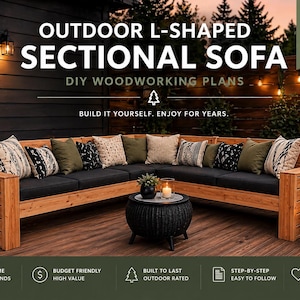 Może przedstawiać: Zewnętrzna sofa narożna w kształcie litery L wykonana z drewna z czarnymi poduszkami i ozdobnymi poduszkami. Obraz zawiera tekst "Outdoor L-Shaped Sectional Sofa DIY Woodworking Plans". Widoczny jest również mały czarny stolik i latarnia.
