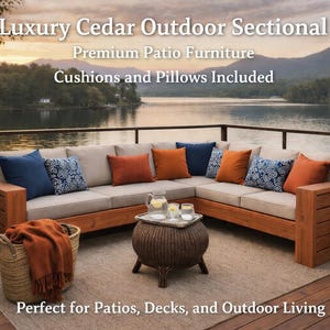 Puede incluir: Un sofá seccional de exterior de cedro de lujo con cojines beige y almohadas coloridas. El marco de madera está rodeado de plantas en macetas grandes. Una pequeña mesa con bebidas está frente al sofá. El texto de la imagen dice "Luxury Cedar Outdoor Sectional".